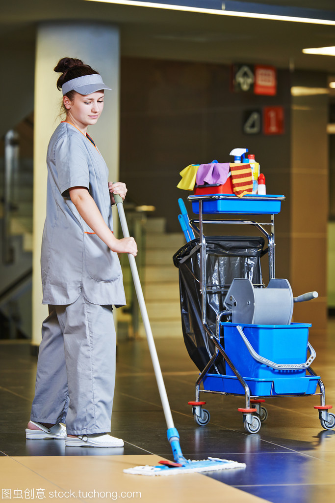 工人用機(jī)器清洗地板