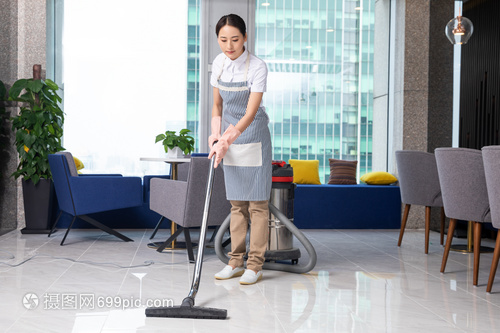 保潔人員用吸塵器清掃